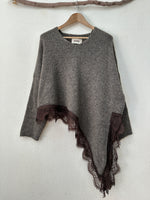 Carregar imagem no visualizador da galeria, Camisola de malha assimétrica c/renda CATHERINE
