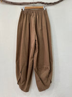 Load image in the gallery viewer,Calças baggy em microbombazina c/ bolsos HARLEM
