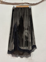 Carregar imagem no visualizador da galeria, Saia em veludo cristal c/renda AMETHYST
