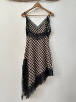 Carregar imagem no visualizador da galeria, Vestido assimétrico de flanela c/ renda YOHANNA
