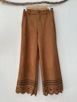 Load image in the gallery viewer,Calças efeito suede c/ recortes MARGOT
