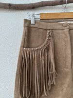 Load image in the gallery viewer,Calções efeito suede c/ franjas SAHARA
