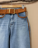 Carregar imagem no visualizador da galeria, Calças denim c/ detalhes e cinto em suede PATAGONIA
