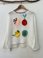 Load image in the gallery viewer,Camisola rendada c/aplicações em crochet feito à mão BEET
