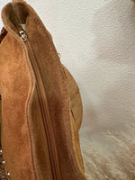 Carregar imagem no visualizador da galeria, Mala em camurça c/tachas e franjas DEBBIE
