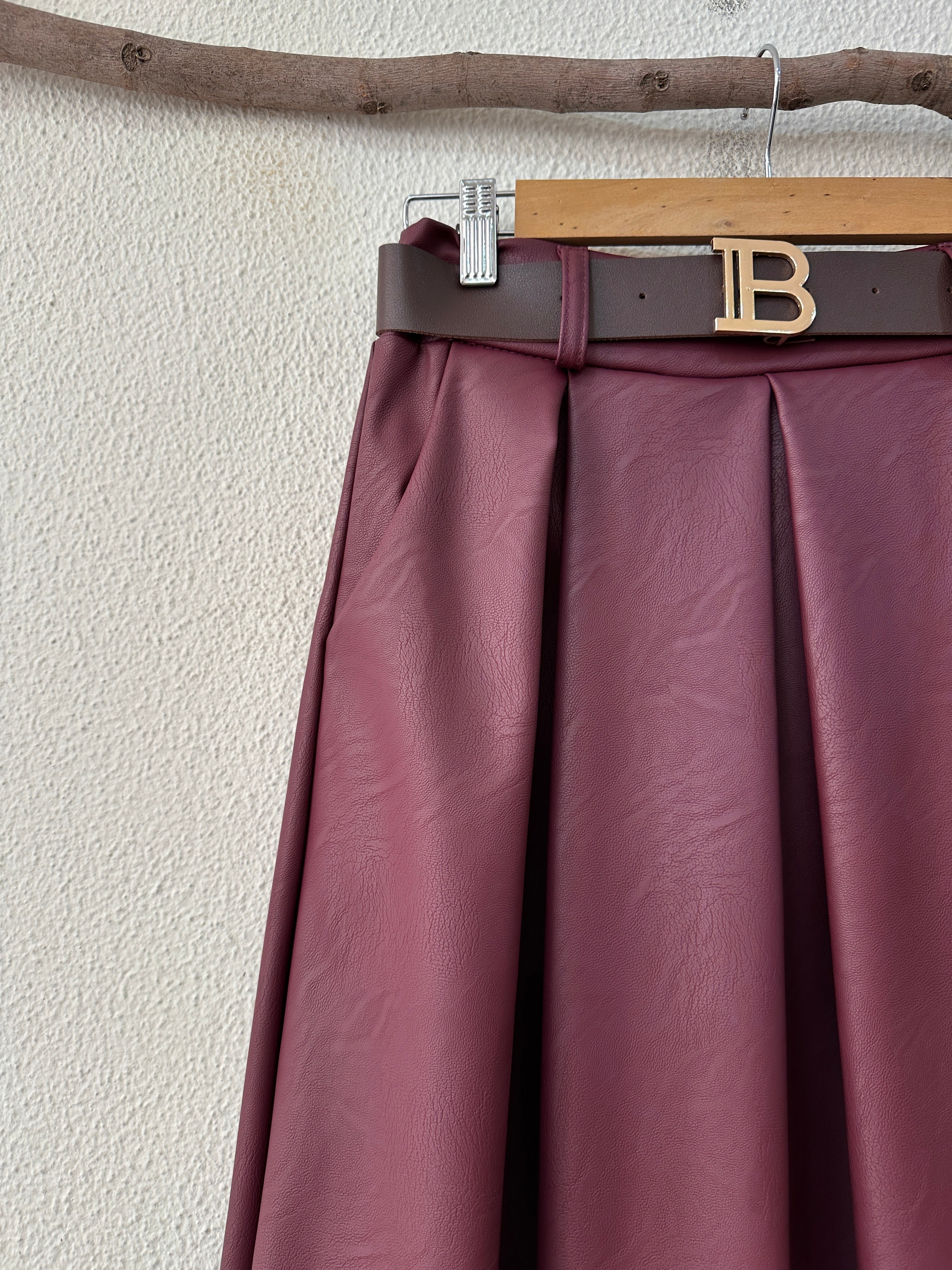 Saia em ecopele c/bolsos BRUNI