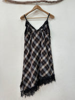 Carregar imagem no visualizador da galeria, Vestido curto em fazenda c/rendas YORKSHIRE
