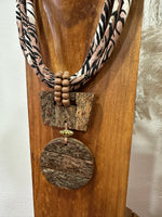 Load image in the gallery viewer,Colar curto MERYA
