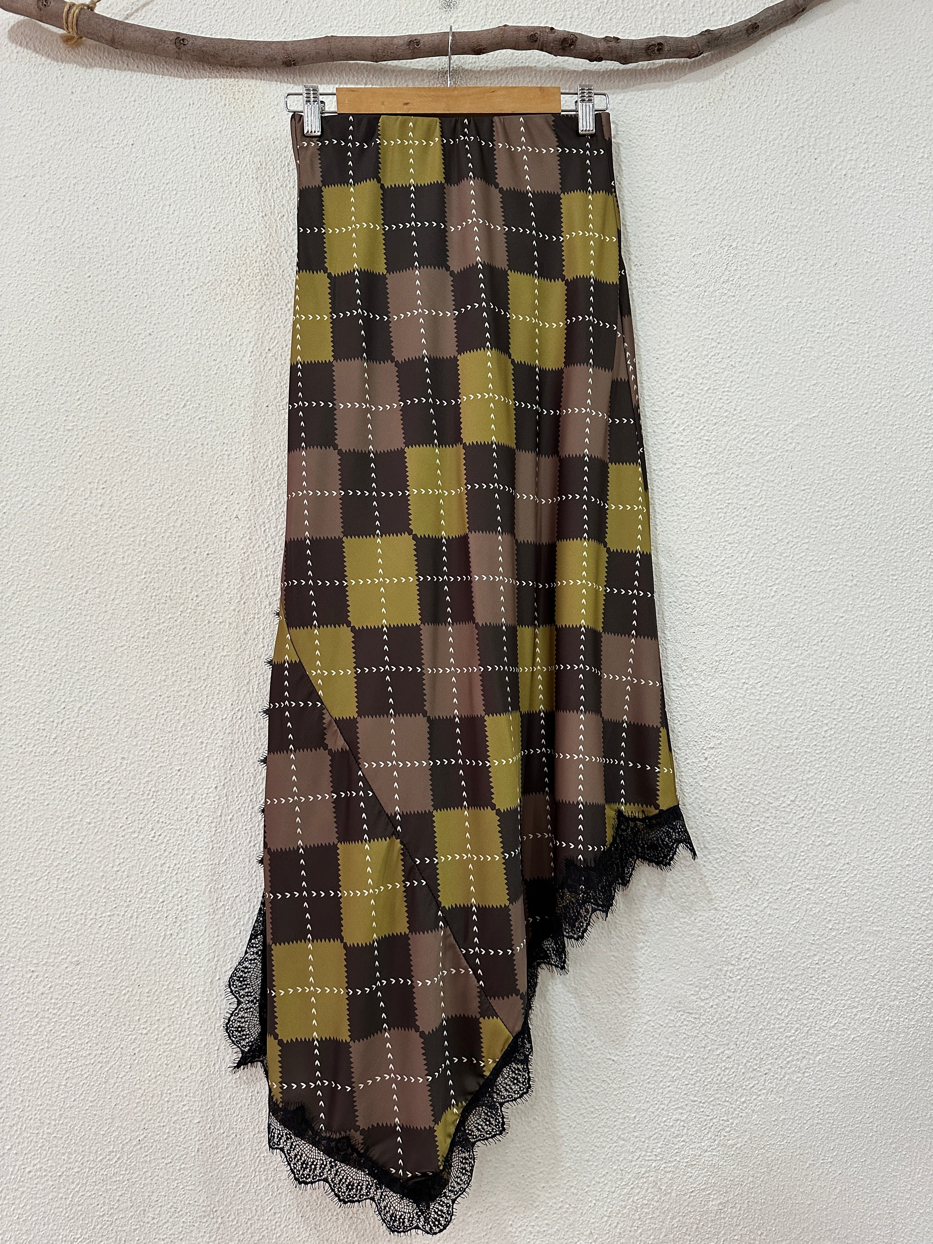 Saia assimétrica acetinada c/ renda LUCKY