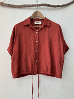 Load image in the gallery viewer,Camisa cintada c/ bordados PHOENIX
