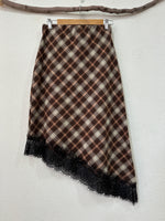 Carregar imagem no visualizador da galeria, Saia assimétrica em fazenda c/renda CONWY
