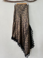 Carregar imagem no visualizador da galeria, Saia assimétrica c/dourado LUNA
