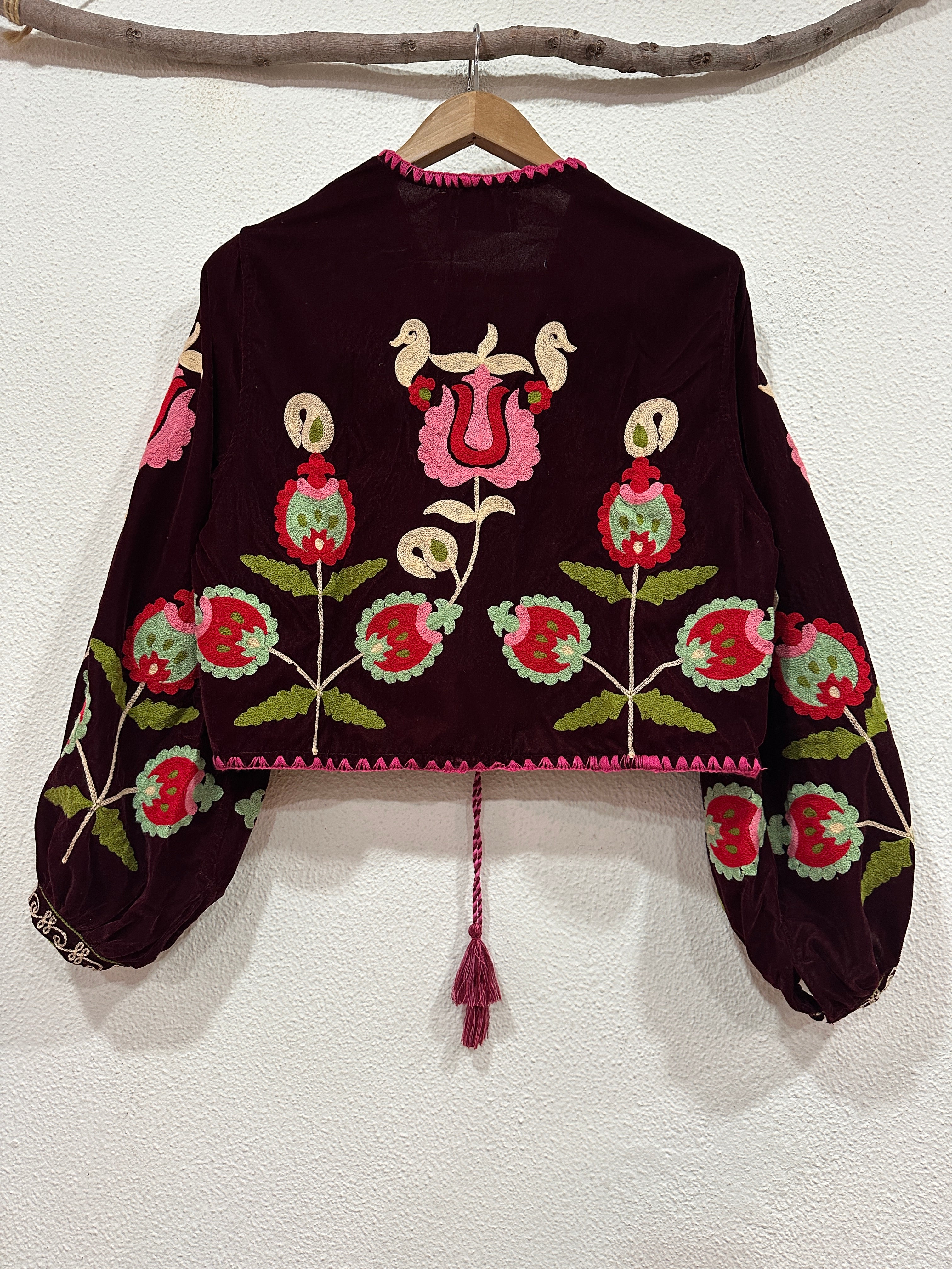 Casaco curto em veludo bordado KERALA