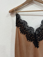 Load image in the gallery viewer,Top assimétrico de veludo c/ renda MARGOT
