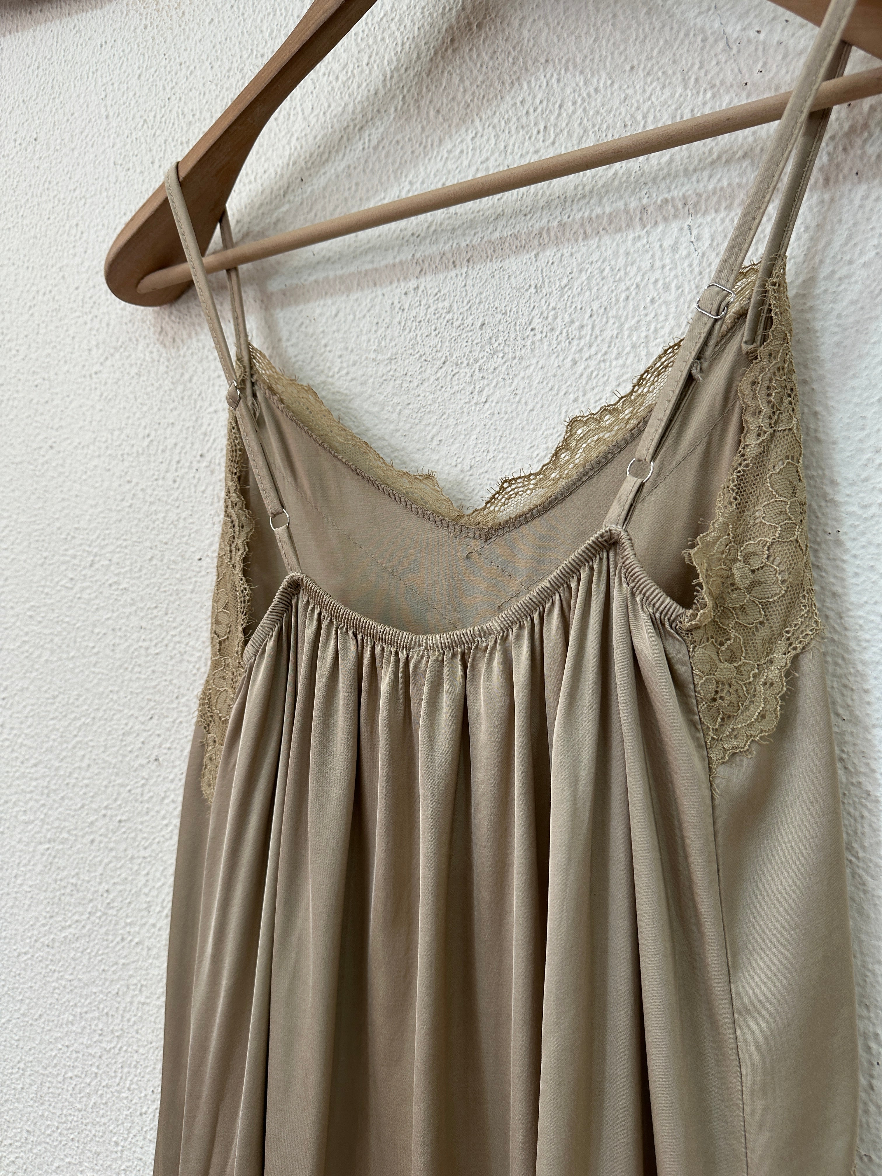 Túnica assimétrica em cetim c/ renda SOPHISTICATED