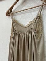 Load image in the gallery viewer,Túnica assimétrica em cetim c/ renda SOPHISTICATED
