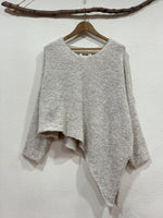 Load image in the gallery viewer,Camisola de malha oversise assimétrica YOLANDA

