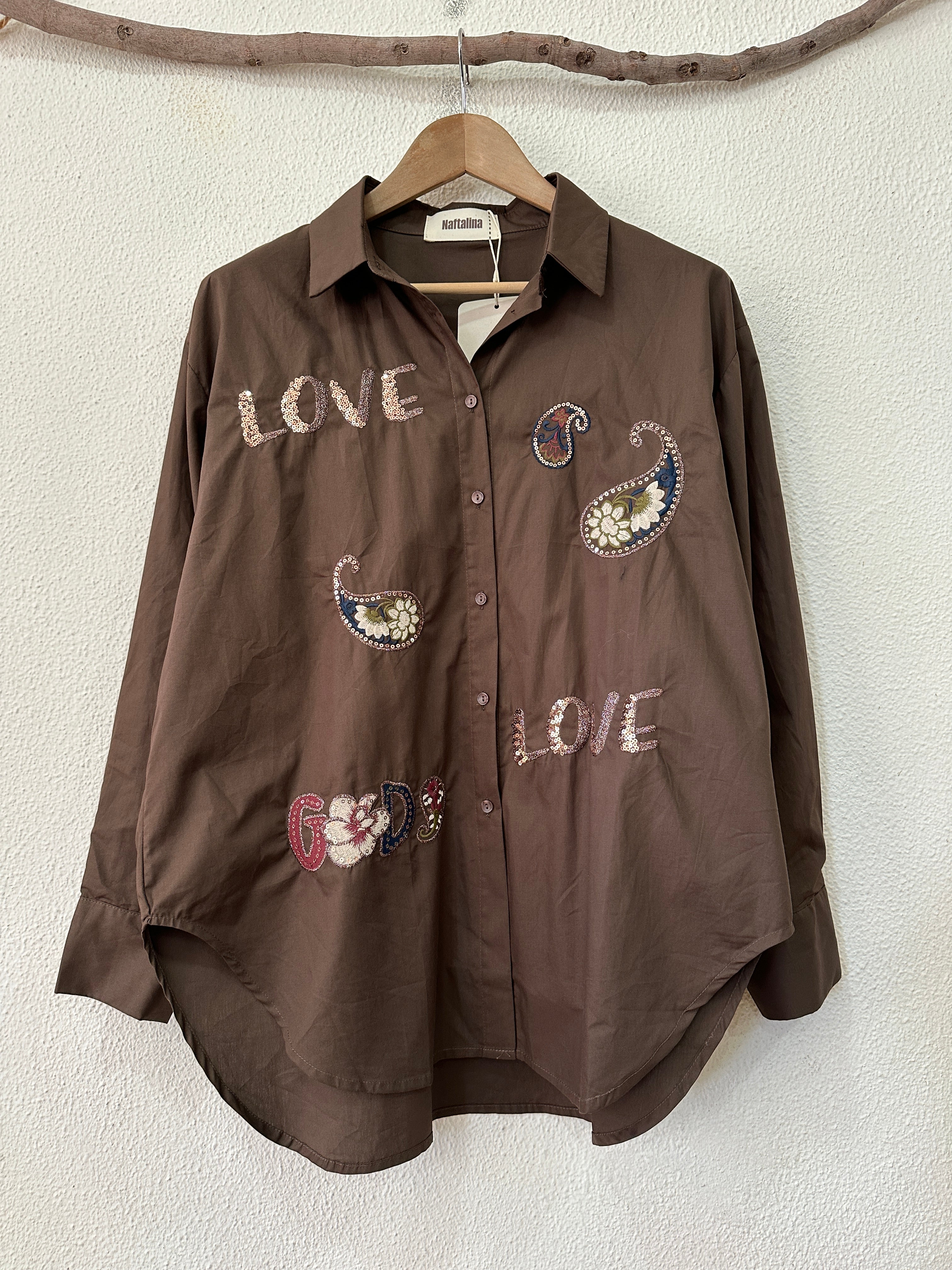 Camisa oversize c/ aplicações LOVE