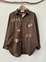 Load image in the gallery viewer,Camisa oversize c/ aplicações LOVE
