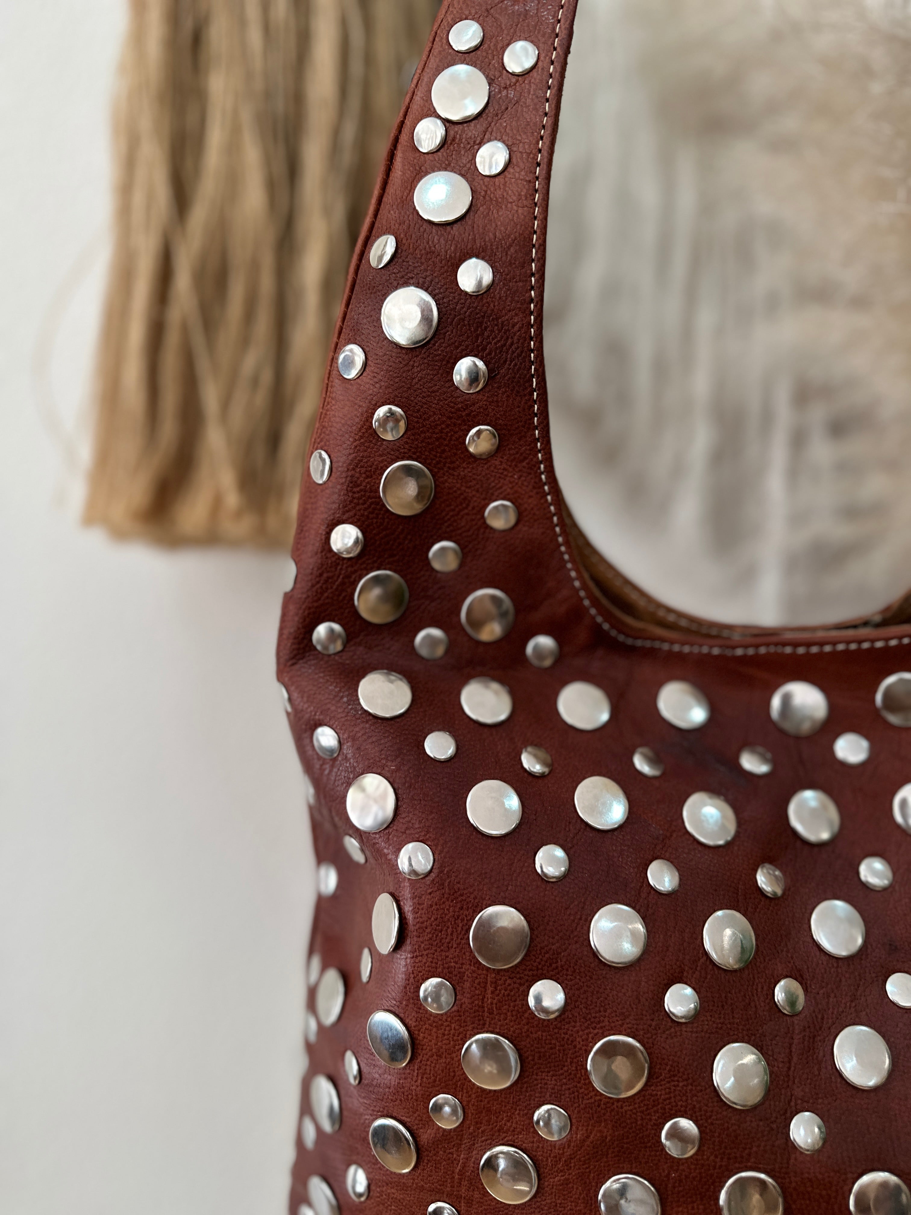 Mala de ombro em pele c/tachas MORANI