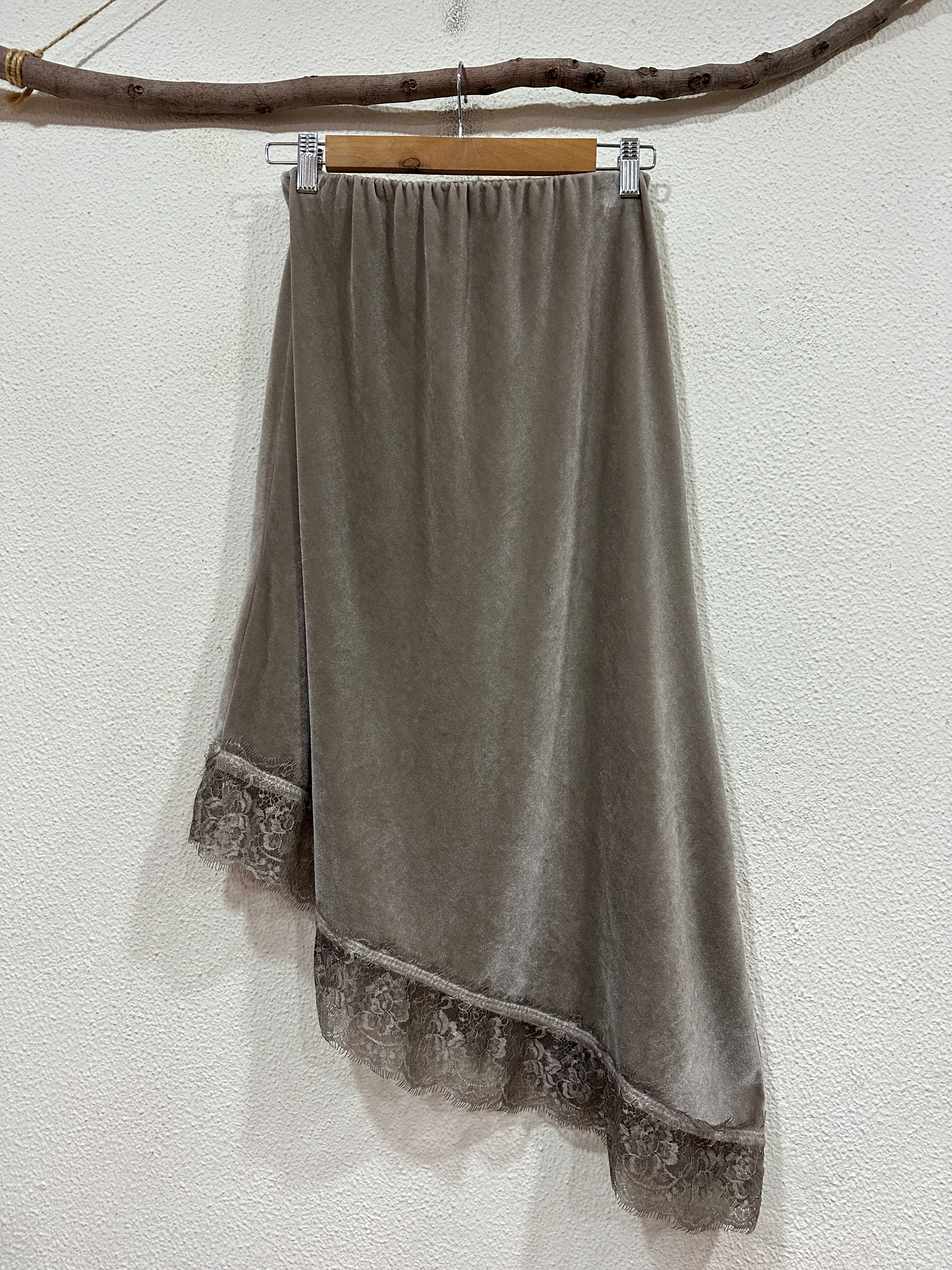 Saia assimétrica em veludo c/ renda GUMMY