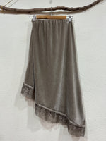 Load image in the gallery viewer,Saia assimétrica em veludo c/ renda GUMMY
