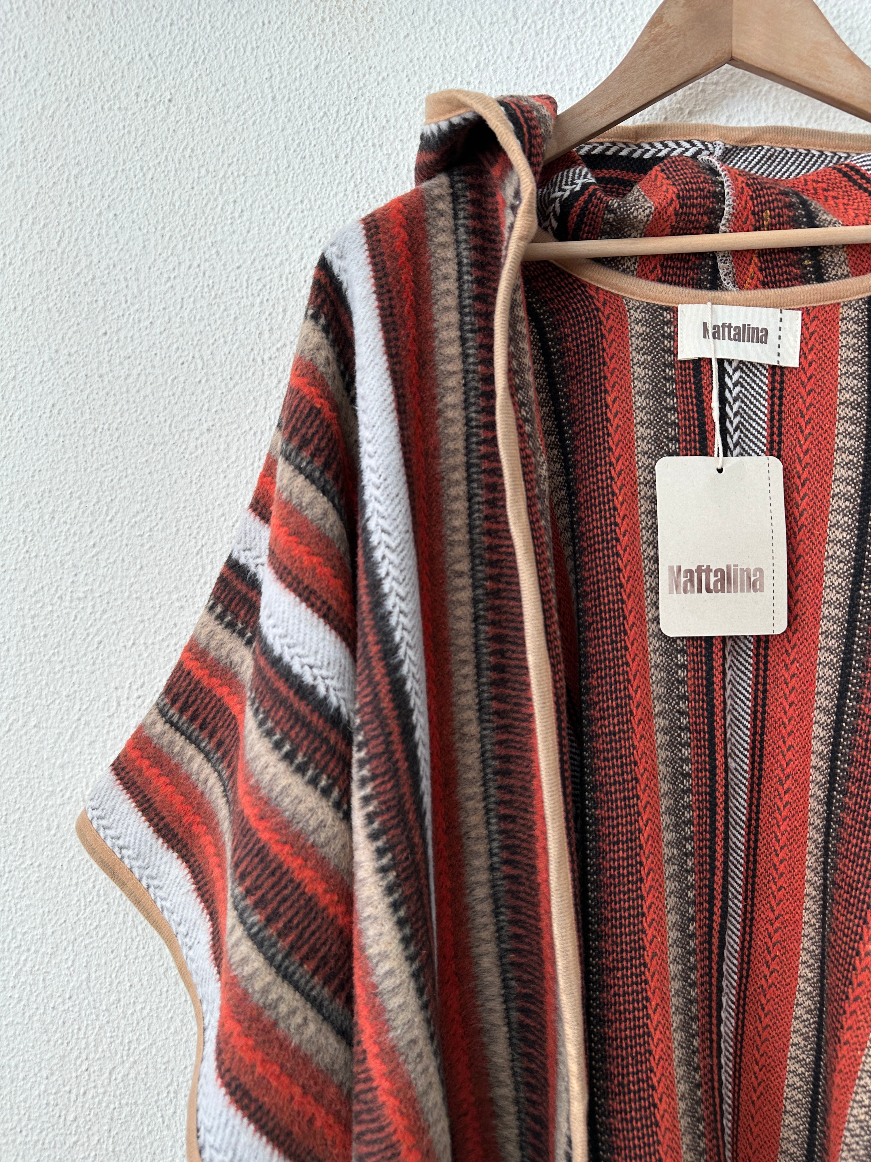 Poncho/capa c/ carapuço e franjas CORA