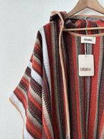 Load image in the gallery viewer,Poncho/capa c/ carapuço e franjas CORA
