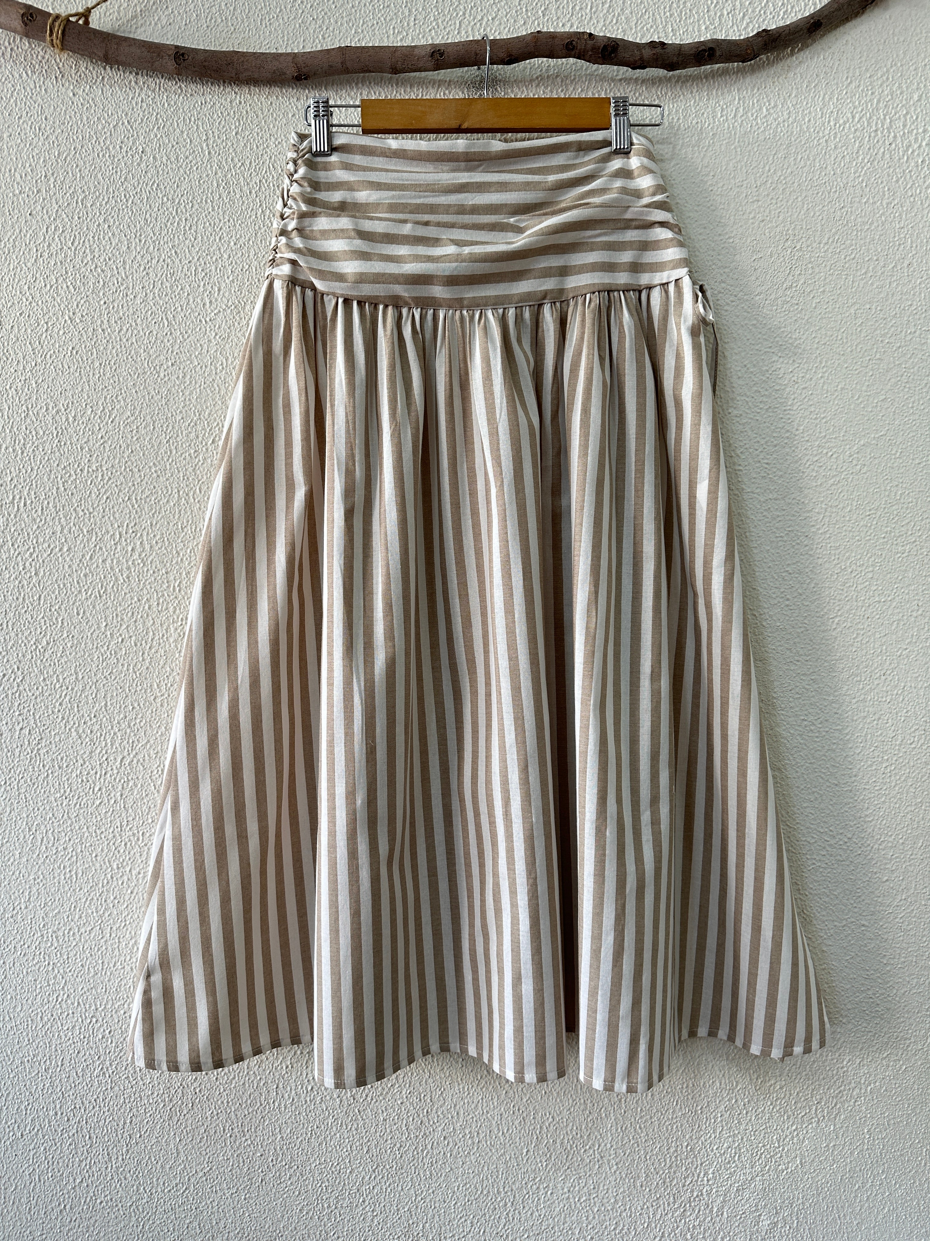 Conjunto de top e saia recortada ONDINE