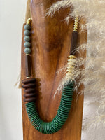 Carregar imagem no visualizador da galeria, Colar c/madeira CANNES
