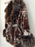 Load image in the gallery viewer,Casaco em veludo bordado c/pêlo PENÉLOPE
