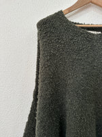 Load image in the gallery viewer,Camisola de malha oversise assimétrica YOLANDA
