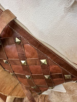 Carregar imagem no visualizador da galeria, Clutch em pele c/tachas ROMINA
