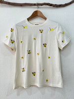 Load image in the gallery viewer,T-shirt em algodão bordada BEEHIVE
