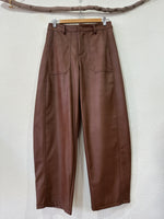 Load image in the gallery viewer,Calças em ecopele EZRA
