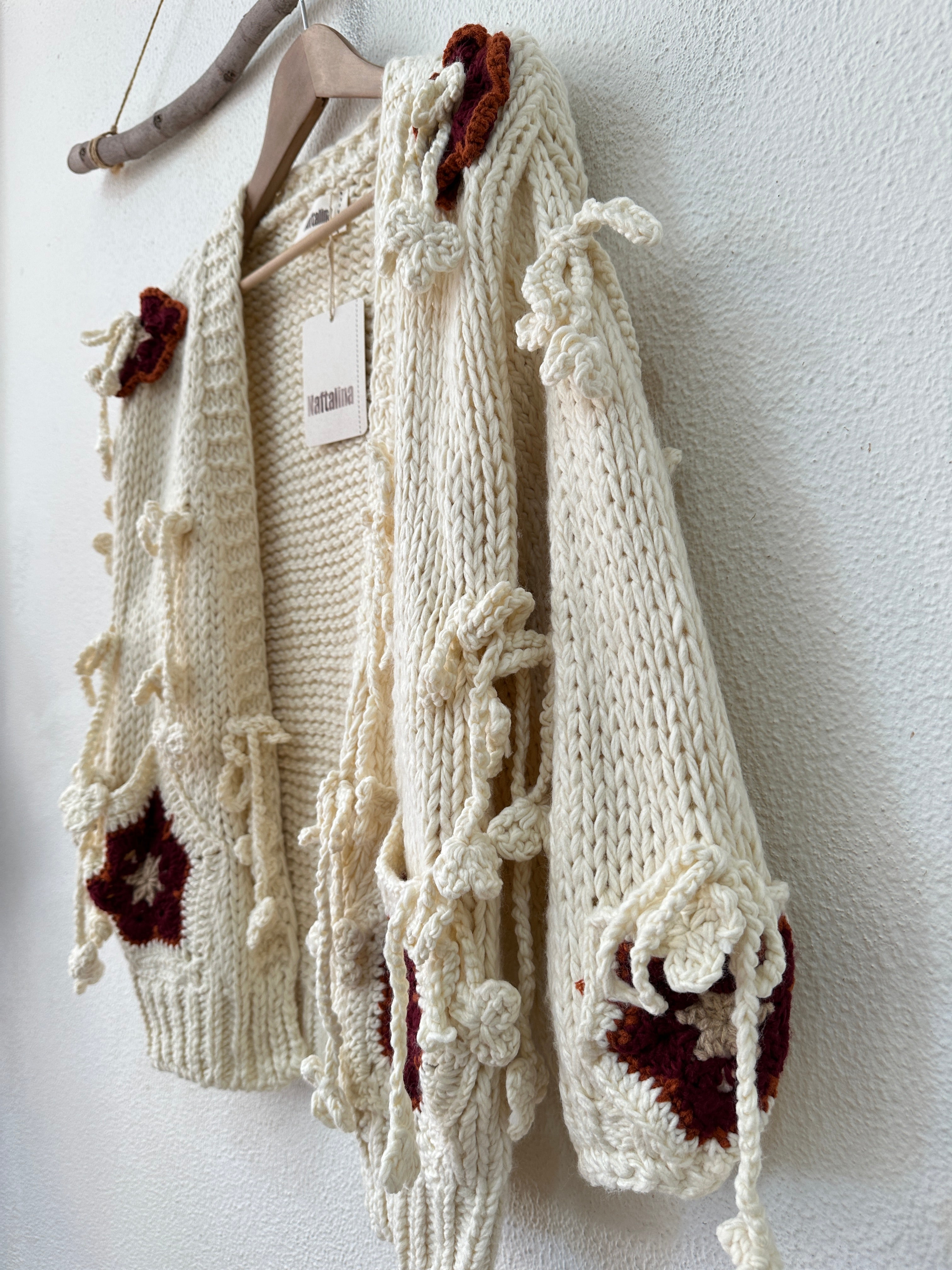 Casaco de malha c/aplicações artesanais CLOVER