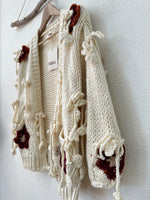 Load image in the gallery viewer,Casaco de malha c/aplicações artesanais CLOVER
