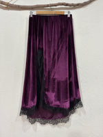 Carregar imagem no visualizador da galeria, Saia em veludo cristal c/renda AMETHYST
