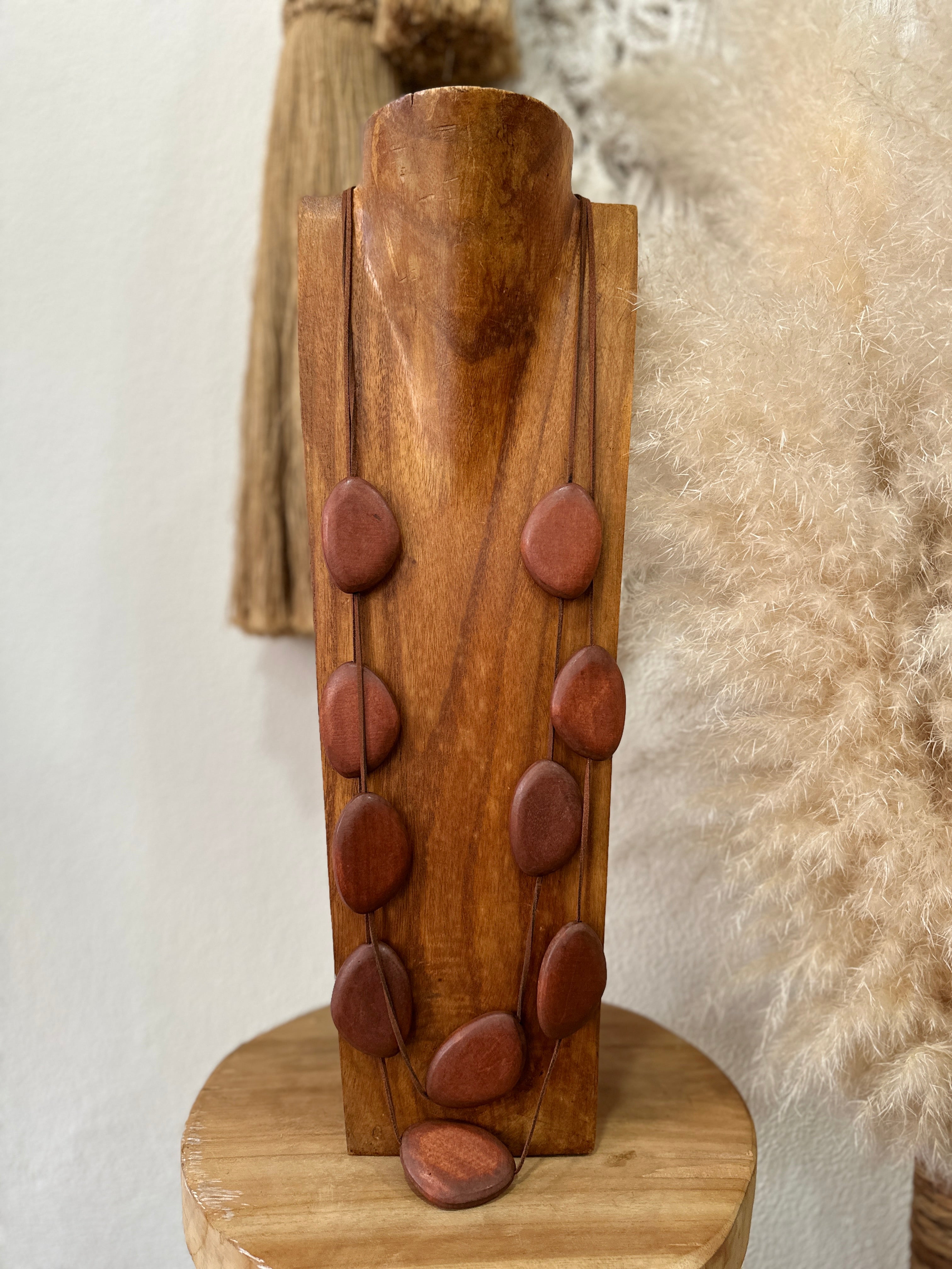 Colar comprido em madeira FARGO