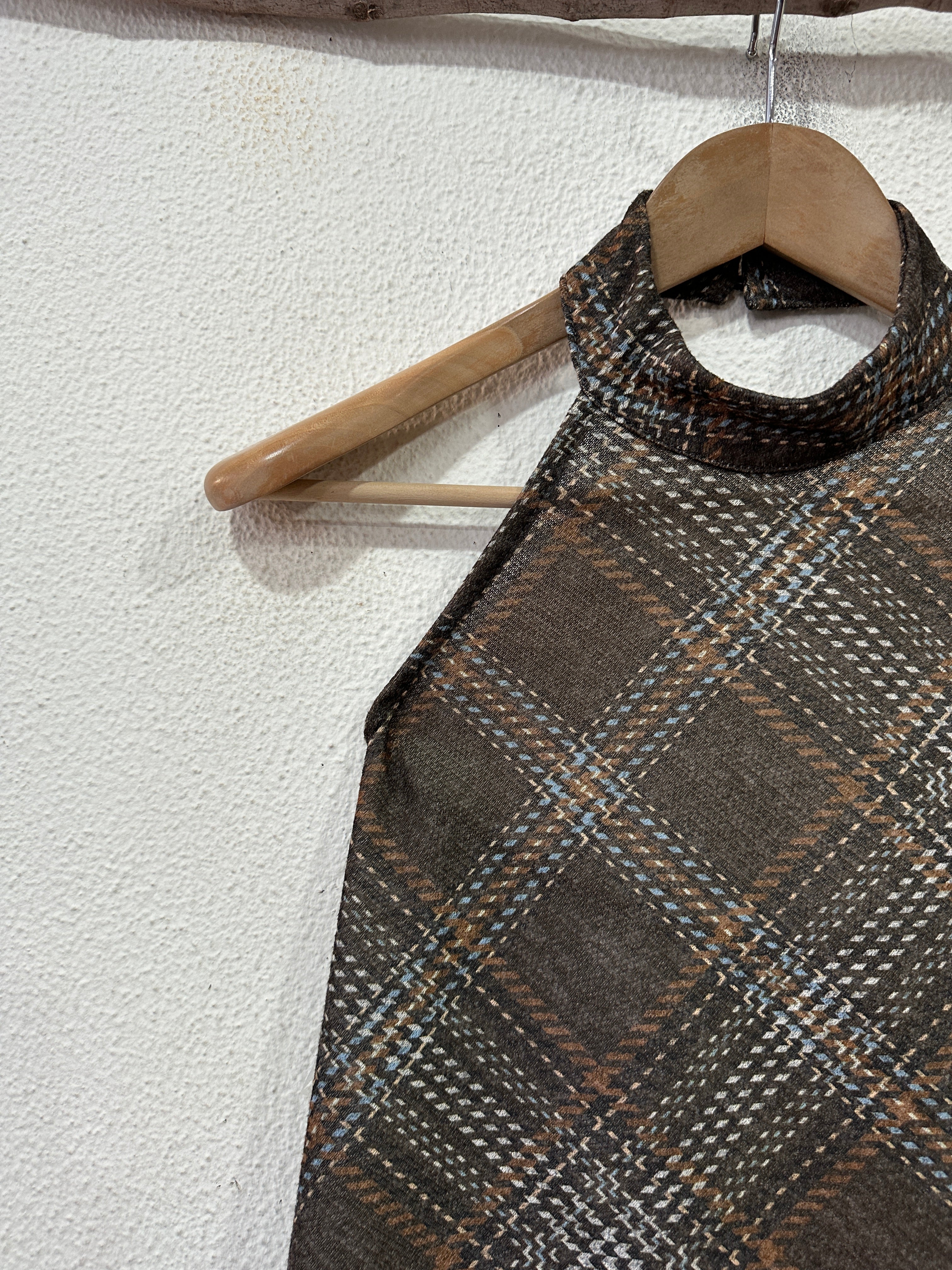 Top assimétrico em malha c/ decote halter e renda MEREDITH