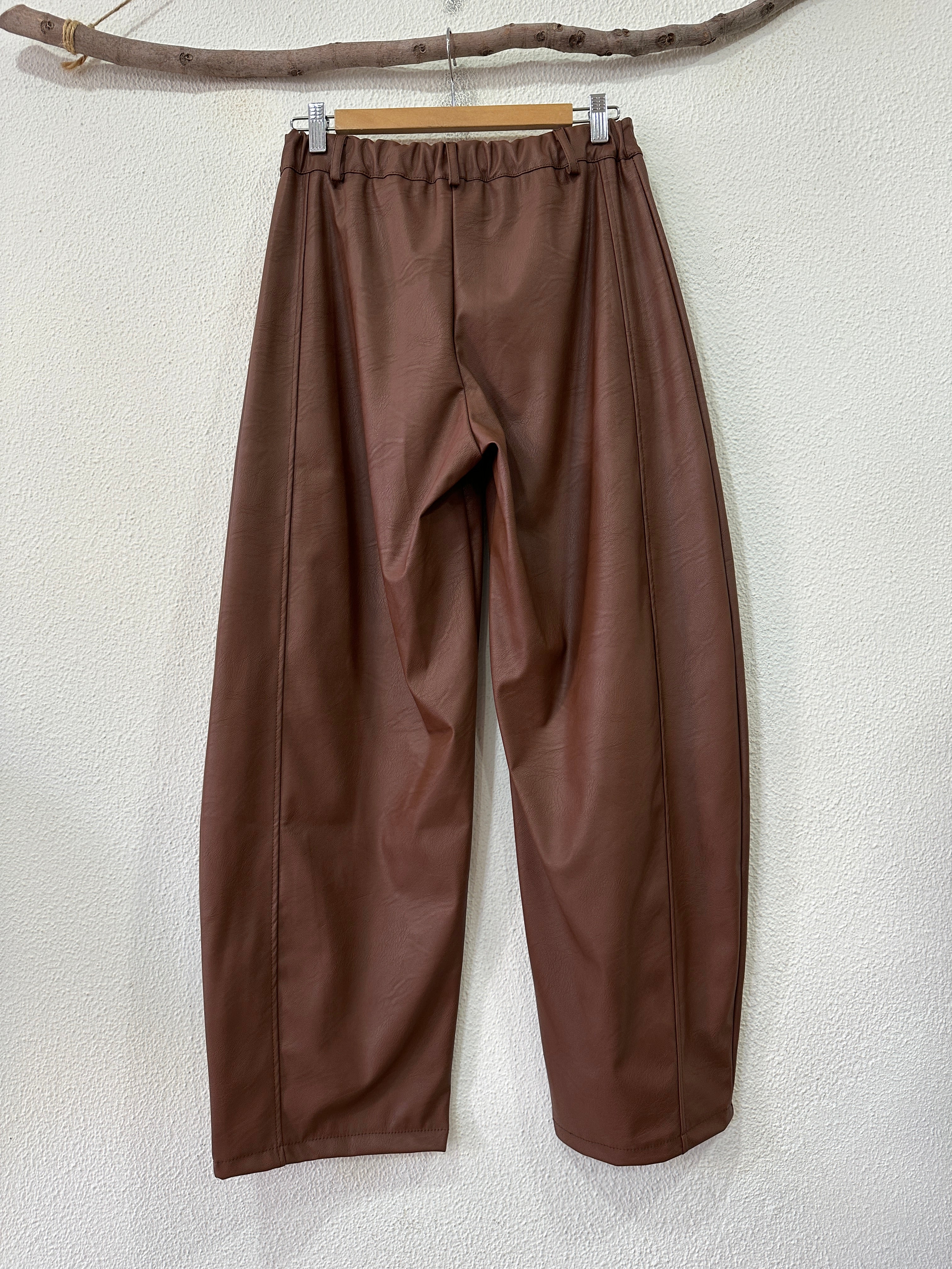 Calças em ecopele EZRA