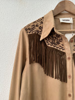 Load image in the gallery viewer,Camisa em suede bordada c/franjas MALAWI
