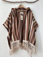 Load image in the gallery viewer,Poncho/capa c/ carapuço e franjas CORA
