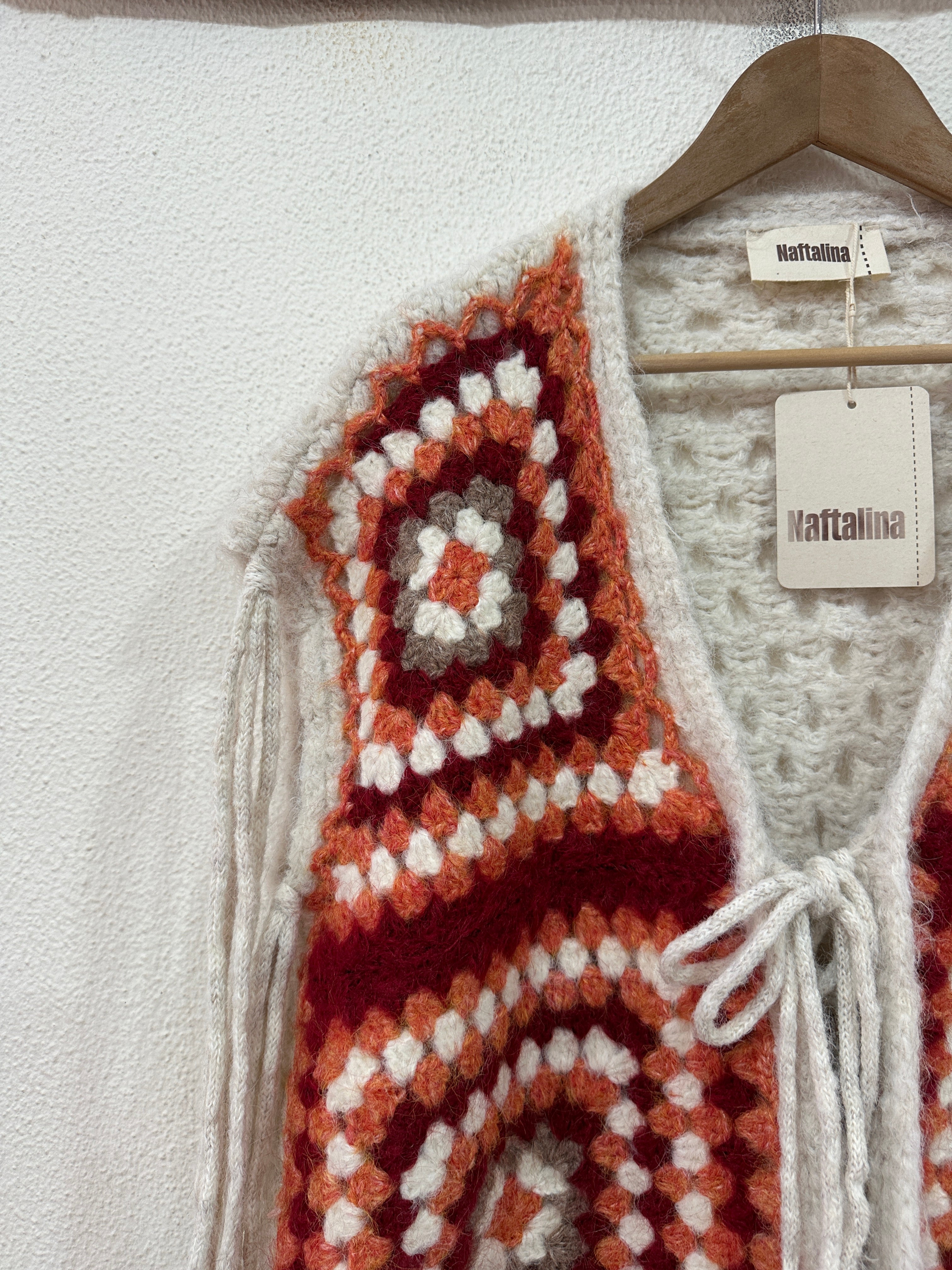 Colete de malha em patchwork de crochet MAYA