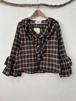 Load image in the gallery viewer,Blusa em flanela c/folhos BELFAST
