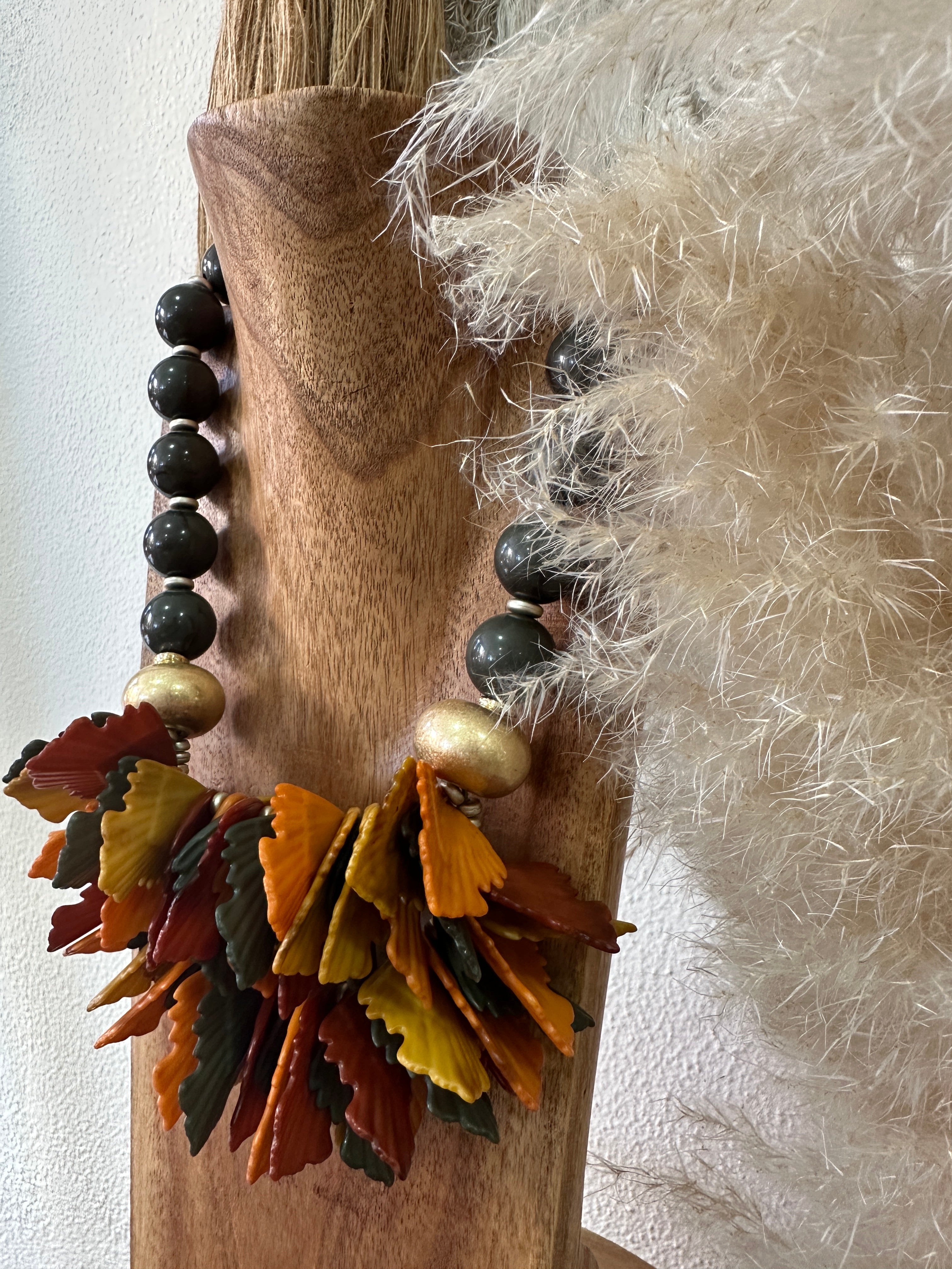 Colar curto em acrílico AUTUMN