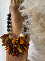 Load image in the gallery viewer,Colar curto em acrílico AUTUMN
