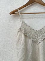 Carregar imagem no visualizador da galeria, Top em linho c/renda e corte em viés RIVIERA
