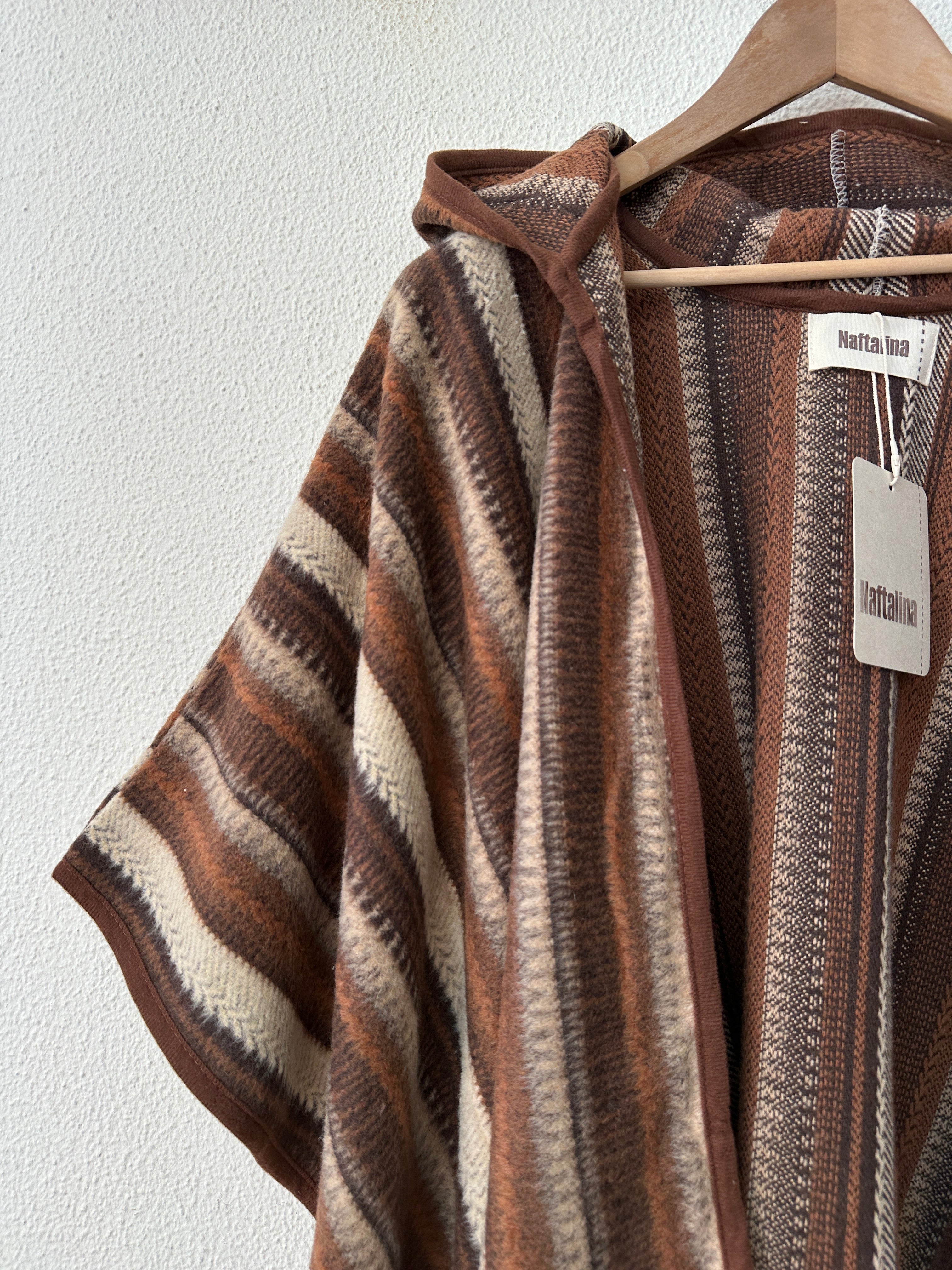 Poncho/capa c/ carapuço e franjas CORA