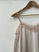 Carregar imagem no visualizador da galeria, Top acetinado c/ renda JENNIFER
